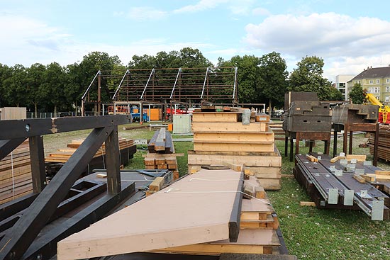 Hinter einem eigenen Zaun aktuell noch: Aufbau "Zur Bratwurst" am 19.08.2019 (©Foto: Martin Schmitz)